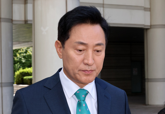 굳은표정으로 법정 향하는 오세훈 서울시장
