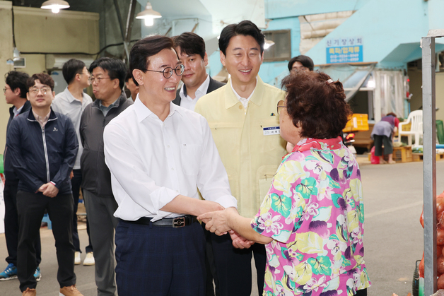 전재수 시장, 부산새벽시장 방문…추석 물가·상인들 애로사항 점검