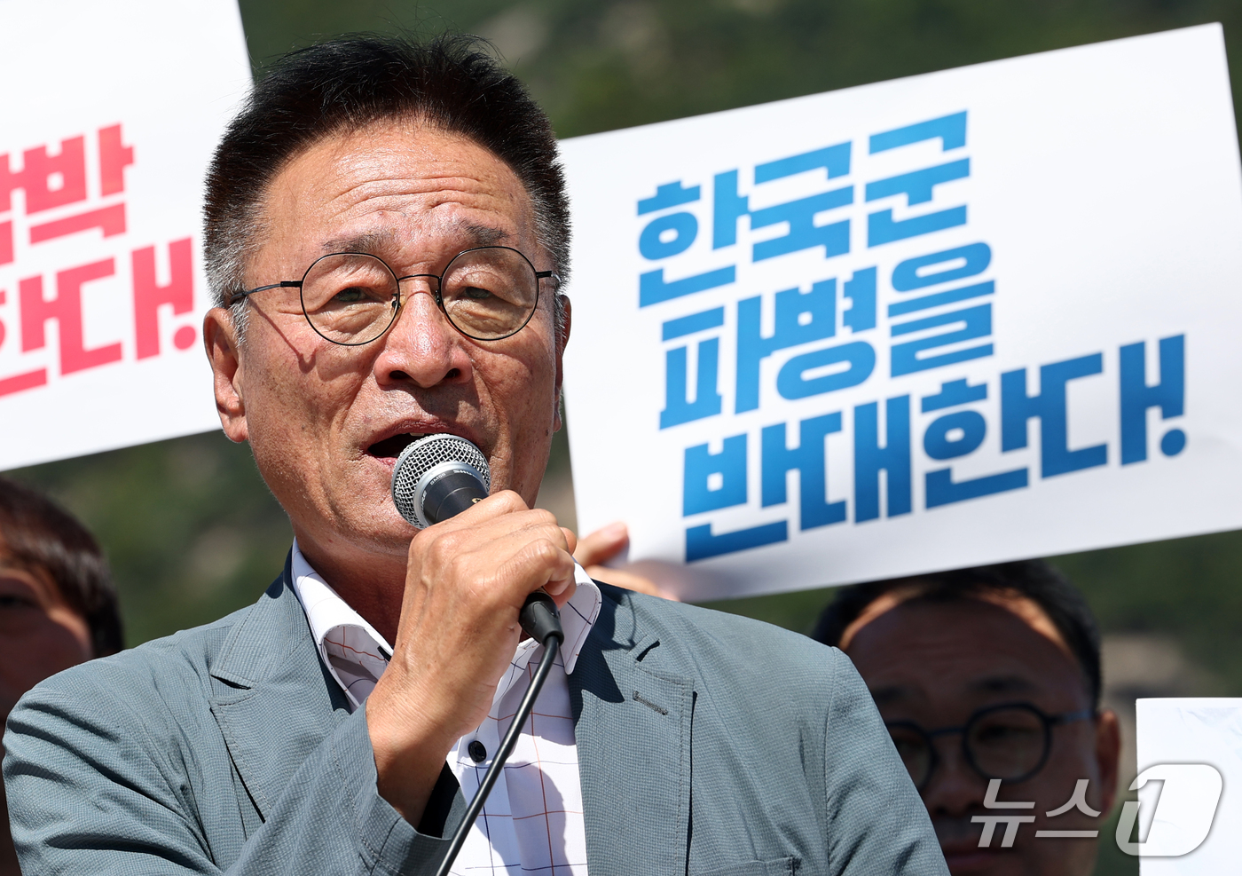 (서울=뉴스1) 최지환 기자 = 김재하 한국진보연대 공동대표가 16일 서울 종로구 청와대 분수대 앞에서 열린 호르무즈 한국군 파병 반대 대통령 면담 촉구 기자회견에서 발언하고 있다 …