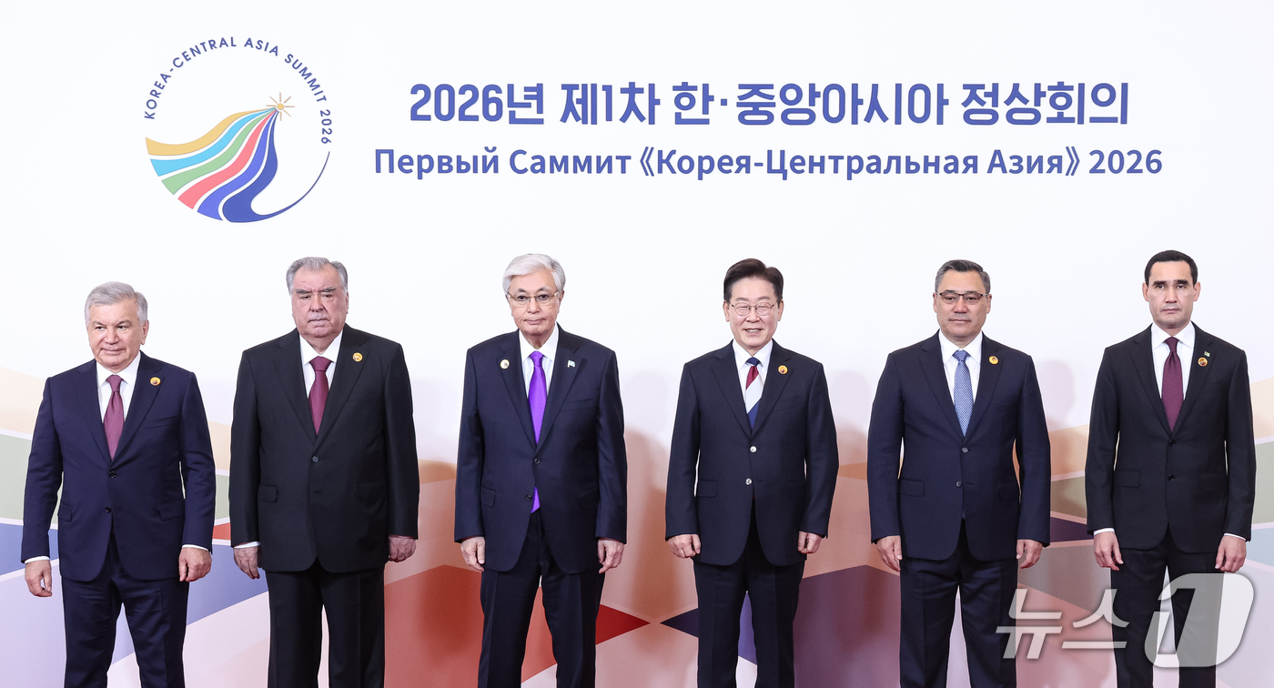 (서울=뉴스1) 이재명 기자 = 이재명 대통령이 16일 서울 한 호텔에서 열린 한·중앙아시아 정상회의에서 참석 정상들과 기념촬영을 하고 있다.왼쪽부터 샤브카트 미르지요예프 우즈베키 …