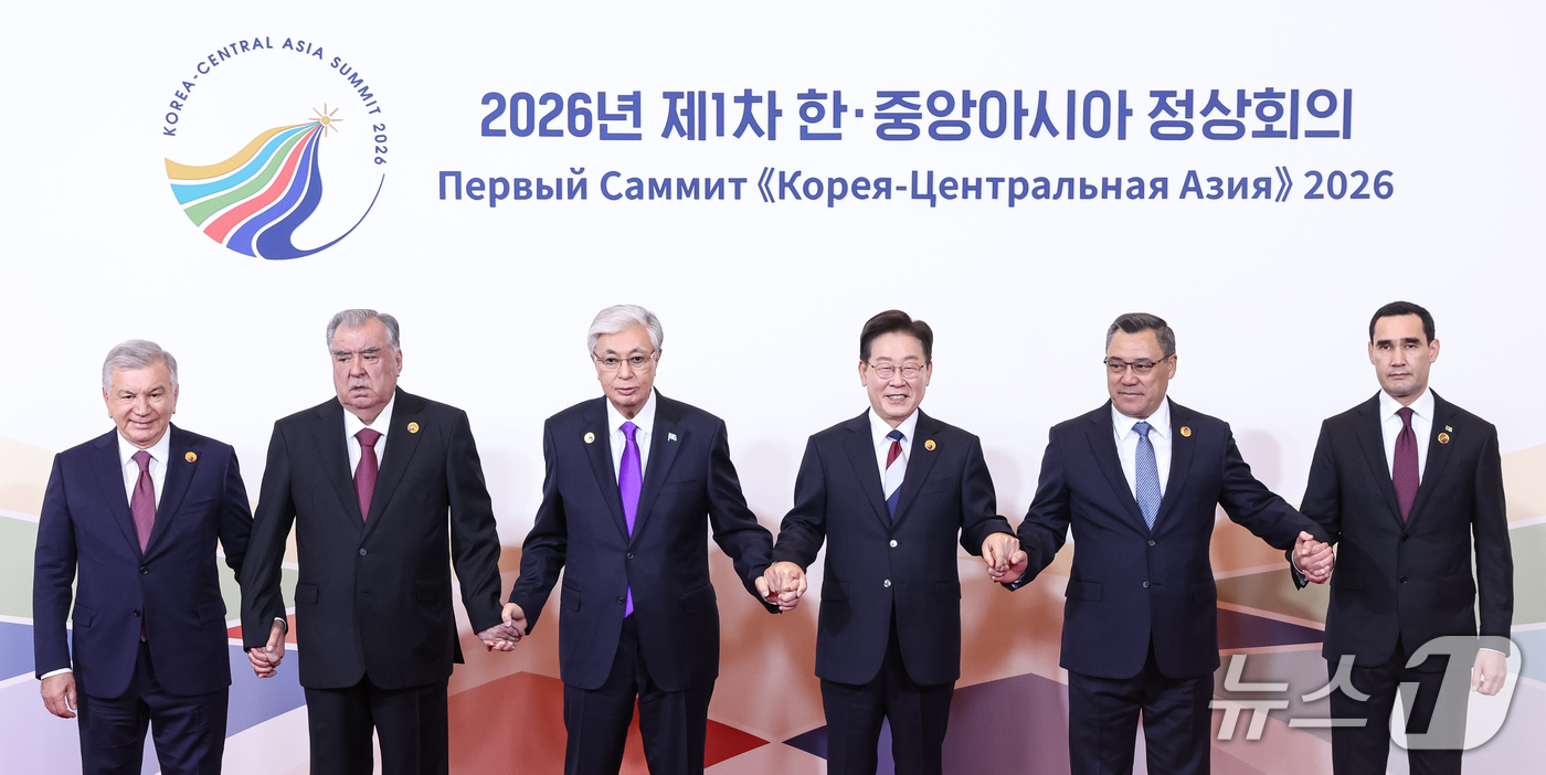 (서울=뉴스1) 이재명 기자 = 이재명 대통령이 16일 서울 한 호텔에서 열린 한·중앙아시아 정상회의에서 참석 정상들과 기념촬영을 하고 있다.왼쪽부터 샤브카트 미르지요예프 우즈베키 …