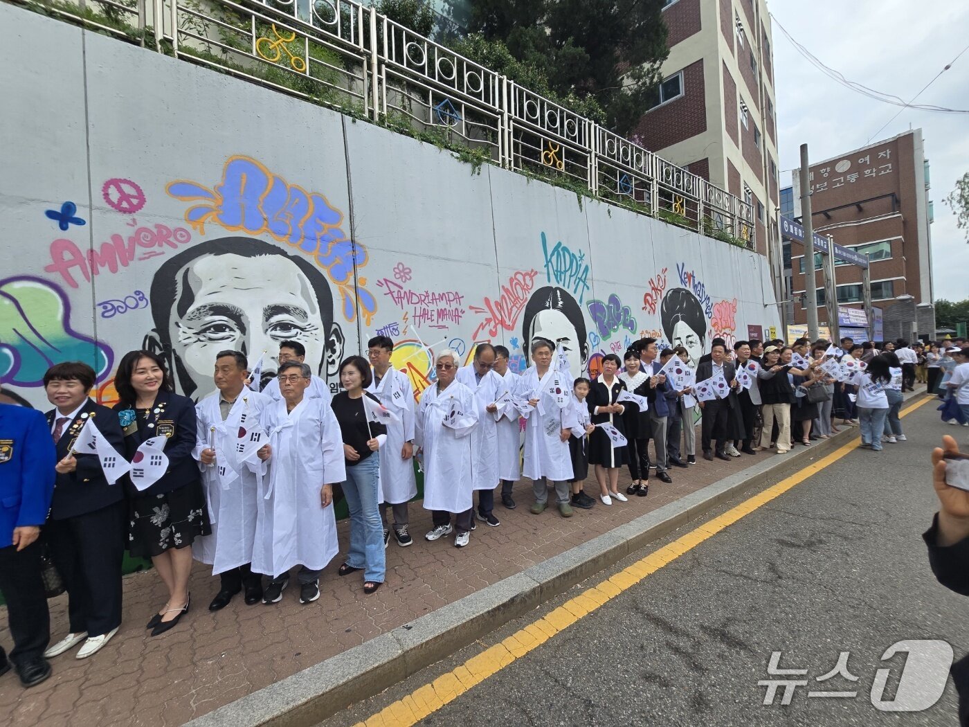 본문 이미지 - 수원 매향여자정보고등학교 외벽에 조성된 '수원 독립운동의 길' 벽화 제막식 당시 모습.(수원시 자원봉사센터 제공. 재판매 및 DB 금지)