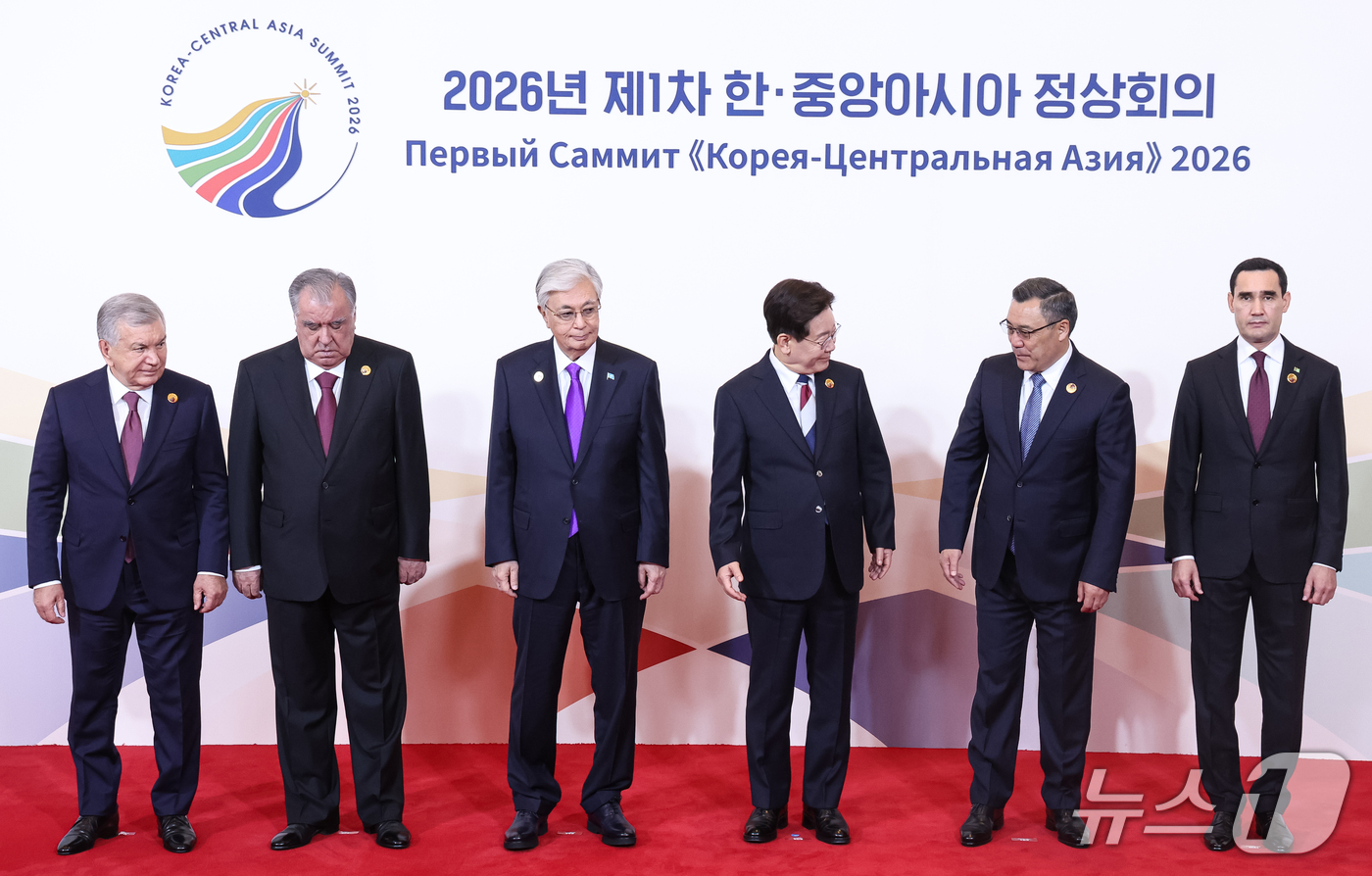 (서울=뉴스1) 이재명 기자 = 이재명 대통령이 16일 서울 한 호텔에서 열린 한·중앙아시아 정상회의에서 참석 정상들과 기념촬영을 하고 있다.왼쪽부터 샤브카트 미르지요예프 우즈베키 …