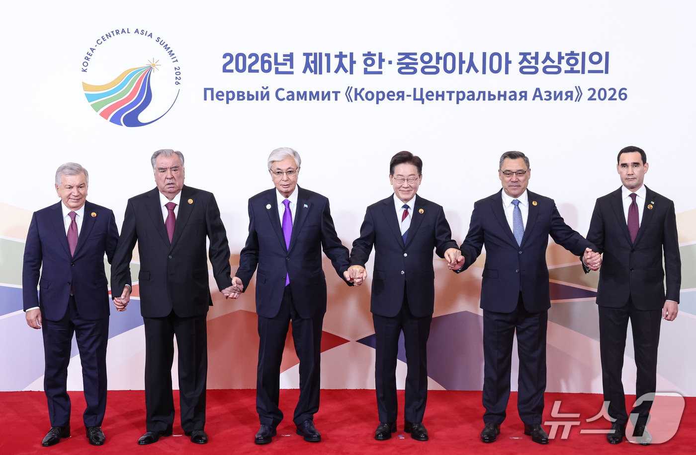 (서울=뉴스1) 이재명 기자 = 이재명 대통령이 16일 서울 한 호텔에서 열린 한·중앙아시아 정상회의에서 참석 정상들과 기념촬영을 하고 있다.왼쪽부터 샤브카트 미르지요예프 우즈베키 …
