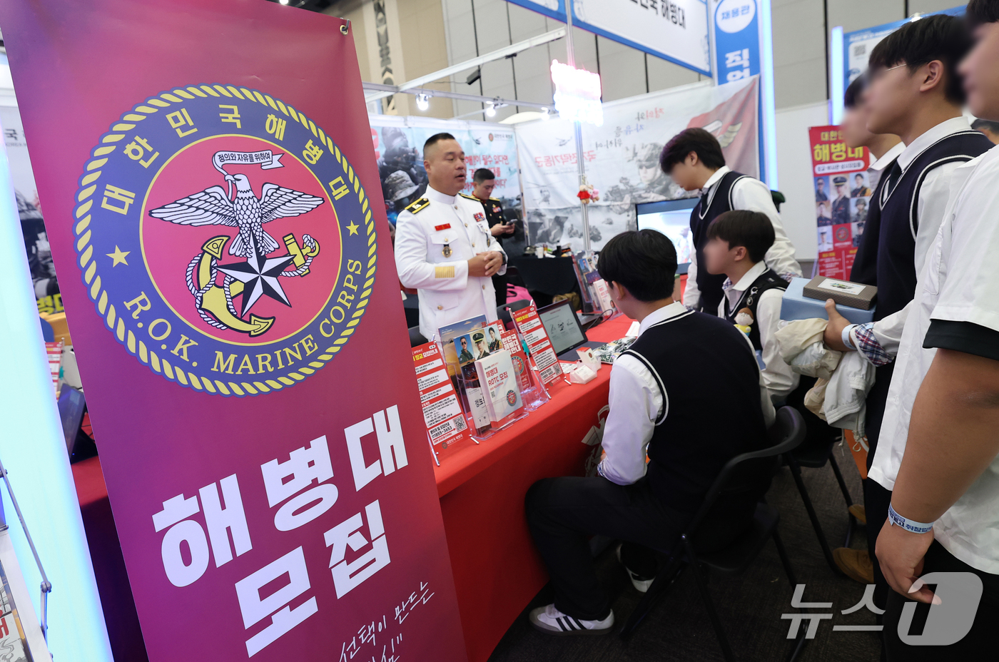 (고양=뉴스1) 오대일 기자 = 16일 오후 경기 고양시 킨텍스 제2전시장에서 열린 '2026 경기도교육청 직업계고 취창업박람회'에서 학생들이 해병대 부스에서 상담을 받고 있다. …