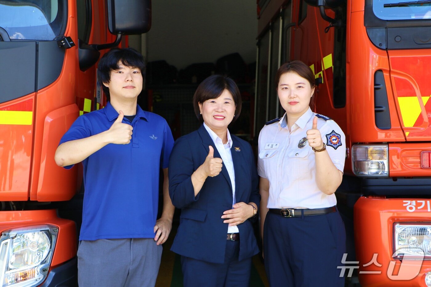 본문 이미지 - 김인숙 강사가 경기도소방재난본부 '제1회 우수 민간전문강사 선발대회'에서 최우수상을 수상한 후 자신에게 도움을 준 수원남부소방서 예방대책팀 소속 김민주 소방장, 강건 사회복부요원과 함께 기념촬영을 하고 있다. (수원남부소방서 제공. 재판매 및 DB 금지) 2026.9.16/뉴스1