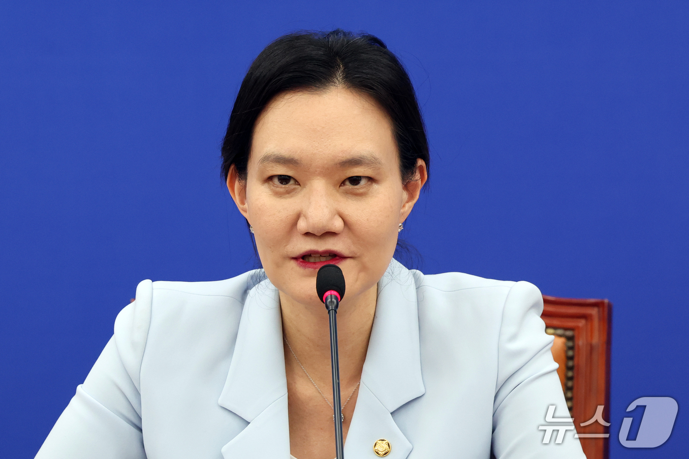 (서울=뉴스1) 황기선 기자 = 김남희 더불어민주당 경찰개혁추진단 공동단장이 16일 오후 서울 여의도 국회에서 열린 '형사사건 변호사 간담회'에서 발언을 하고 있다.  2026.9 …