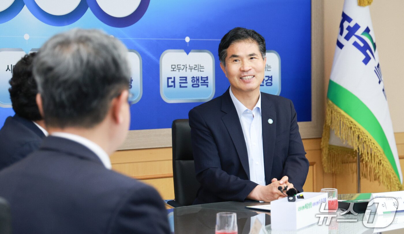본문 이미지 - 16일 전북도청에서 금융타운 조성사업 업무협약 체결식이 개최된 가운데 이원택 전북지사가 오라이언컨소시엄 관계자들과 대화를 나누고 있다.(전북도 제공. 재판매 및 DB 금지)/뉴스1