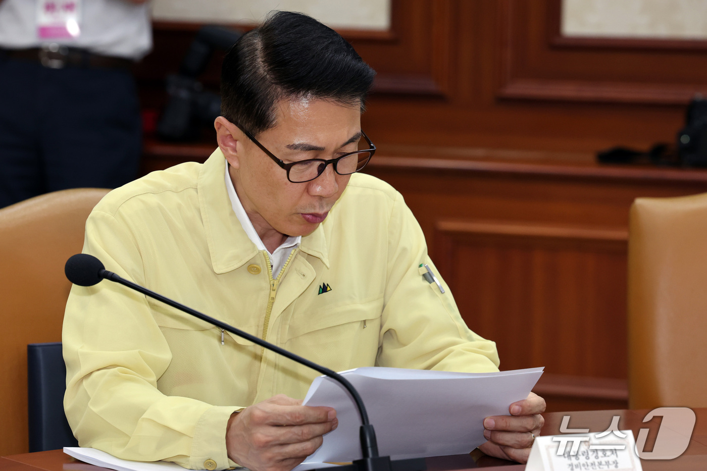 (서울=뉴스1) 이종덕 기자 = 김홍백 대통령경호처 경비안전본부장이 16일 서울 종로구 정부서울청사에서 열린 국가테러대책위원회 회의에 참석해 자료를 검토하고 있다.  2026.9. …