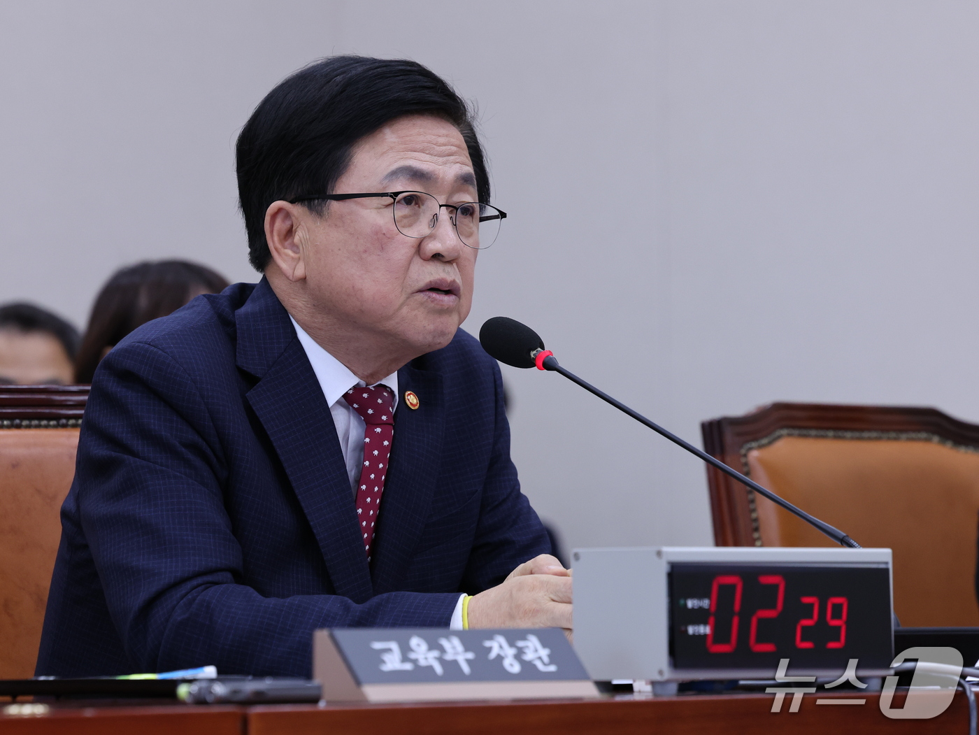 (서울=뉴스1) 박지혜 기자 = 최교진 교육부 장관이 16일 서울 여의도 국회에서 열린 교육위원회 전체회의에서 발언하고 있다. 최 장관은 이날 대입 수시 원서 접수 시스템 장애 사 …