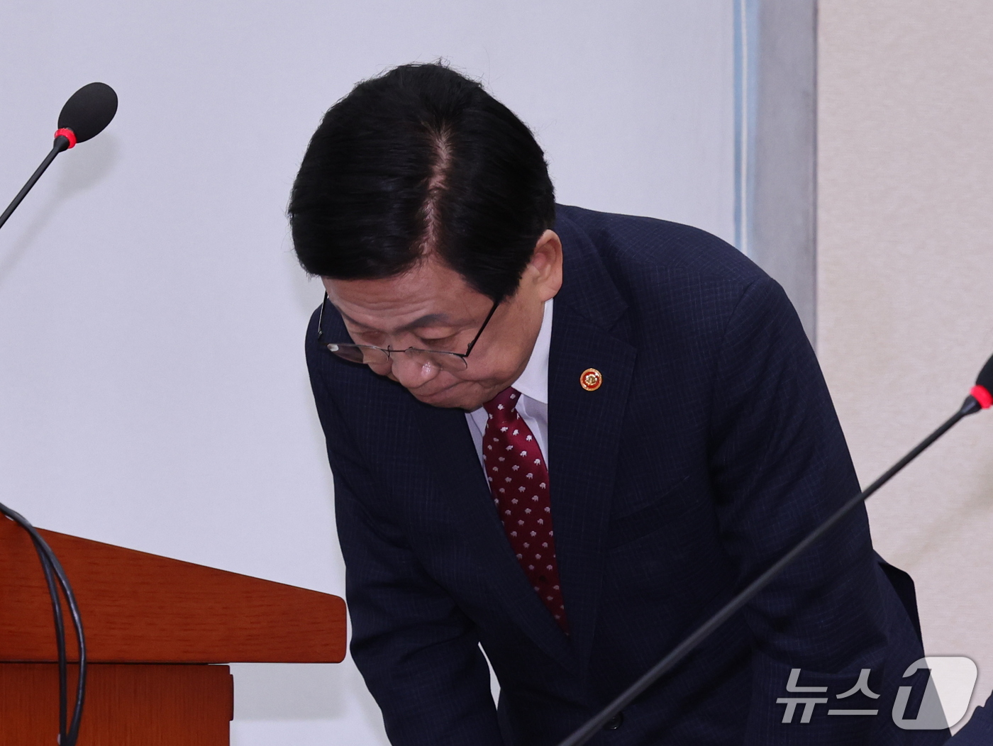 (서울=뉴스1) 박지혜 기자 = 최교진 교육부 장관이 16일 서울 여의도 국회에서 열린 교육위원회 전체회의에서 모두 발언을 마친 뒤 인사하고 있다. 최 장관은 이날 대입 수시 원서 …