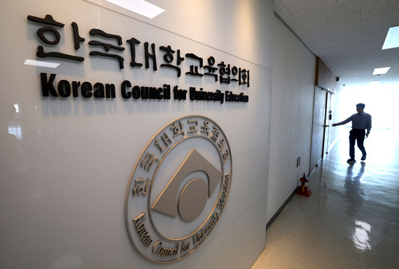 '수시 먹통' 전 원서접수 예산 34% 삭감…교육부, 시스템 변경도 몰랐다