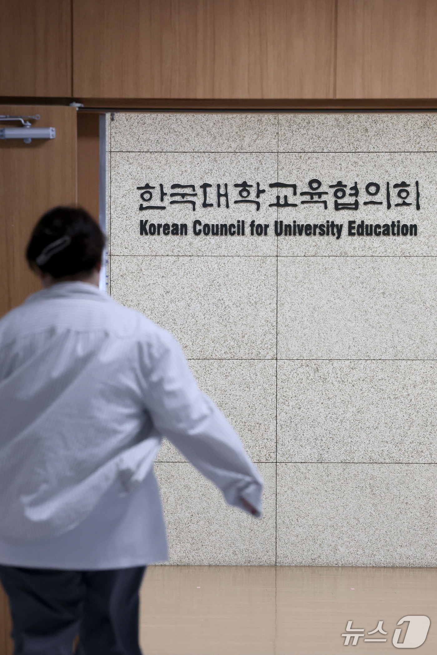 (서울=뉴스1) 이광호 기자 = 2027학년도 수시모집 시스템 장애로 원서를 접수하지 못한 수험생에 대한 구제 신청 마지막 날인 16일 서울 금천구 한국대학교육협의회에서 관계자들이 …