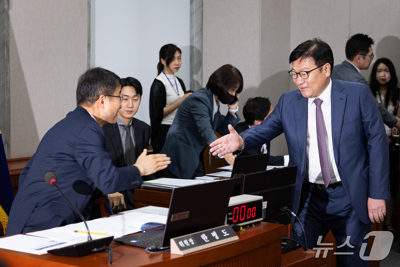 (서울=뉴스1) 유승관 기자 = 더불어민주당 한병도(왼쪽), 국민의힘 정점식 원내대표가 16일 서울 여의도 국회에서 열린 제439회 국회(정기회) 국회운영위원회 제1차 전체회의에서 …