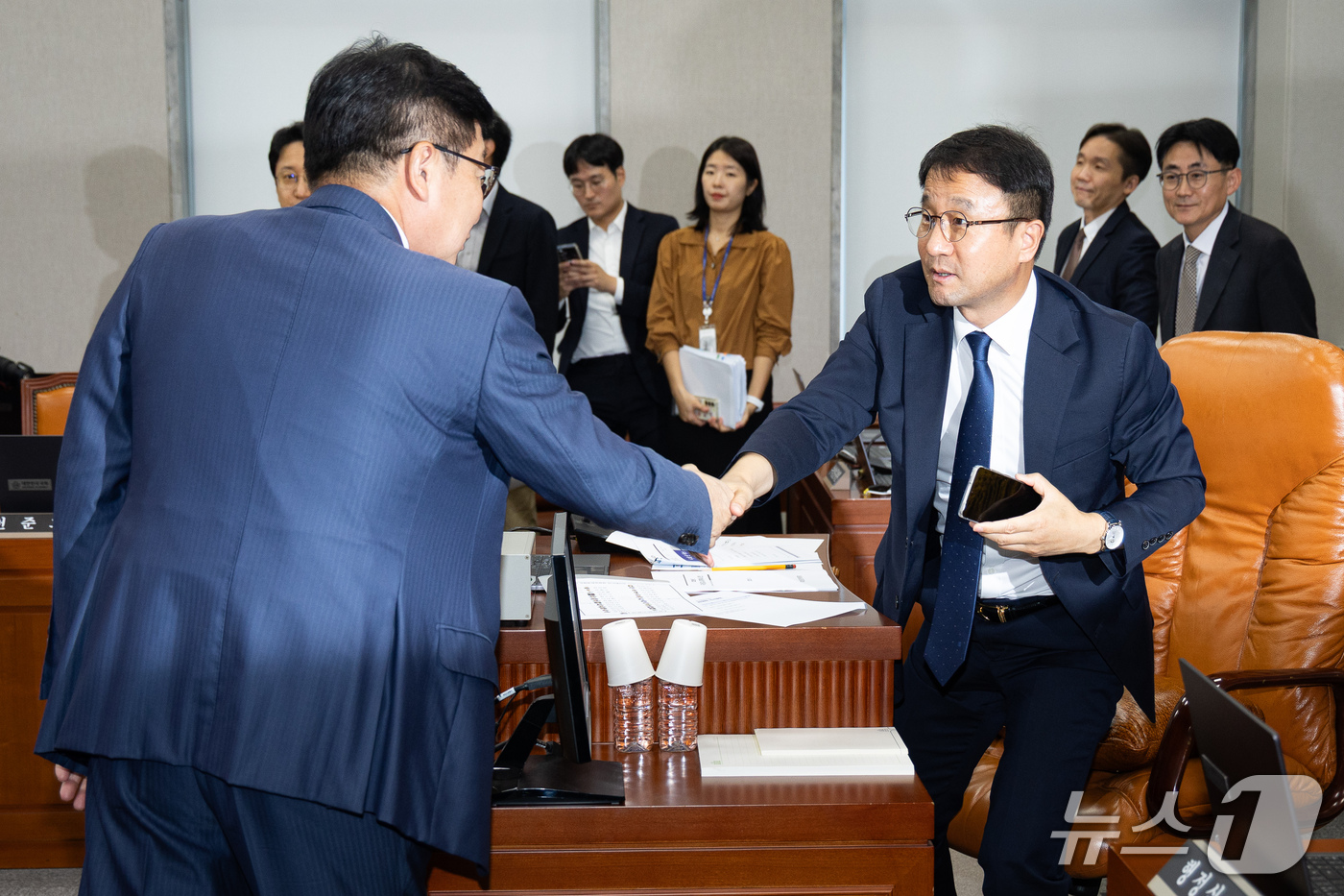 (서울=뉴스1) 유승관 기자 = 더불어민주당 한병도(오른쪽), 국민의힘 정점식 원내대표가 16일 서울 여의도 국회에서 열린 제439회 국회(정기회) 국회운영위원회 제1차 전체회의 …