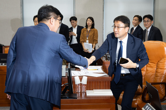 운영위 산회 후 인사 나누는 여야 원내대표
