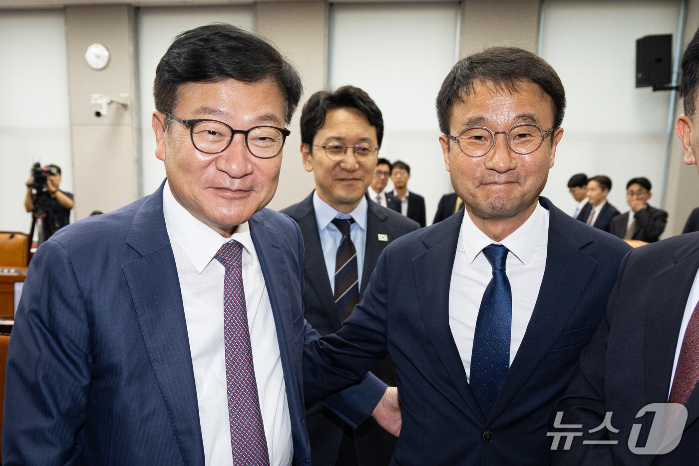 (서울=뉴스1) 유승관 기자 = 더불어민주당 한병도(오른쪽), 국민의힘 정점식 원내대표가 16일 서울 여의도 국회에서 열린 제439회 국회(정기회) 국회운영위원회 제1차 전체회의 …