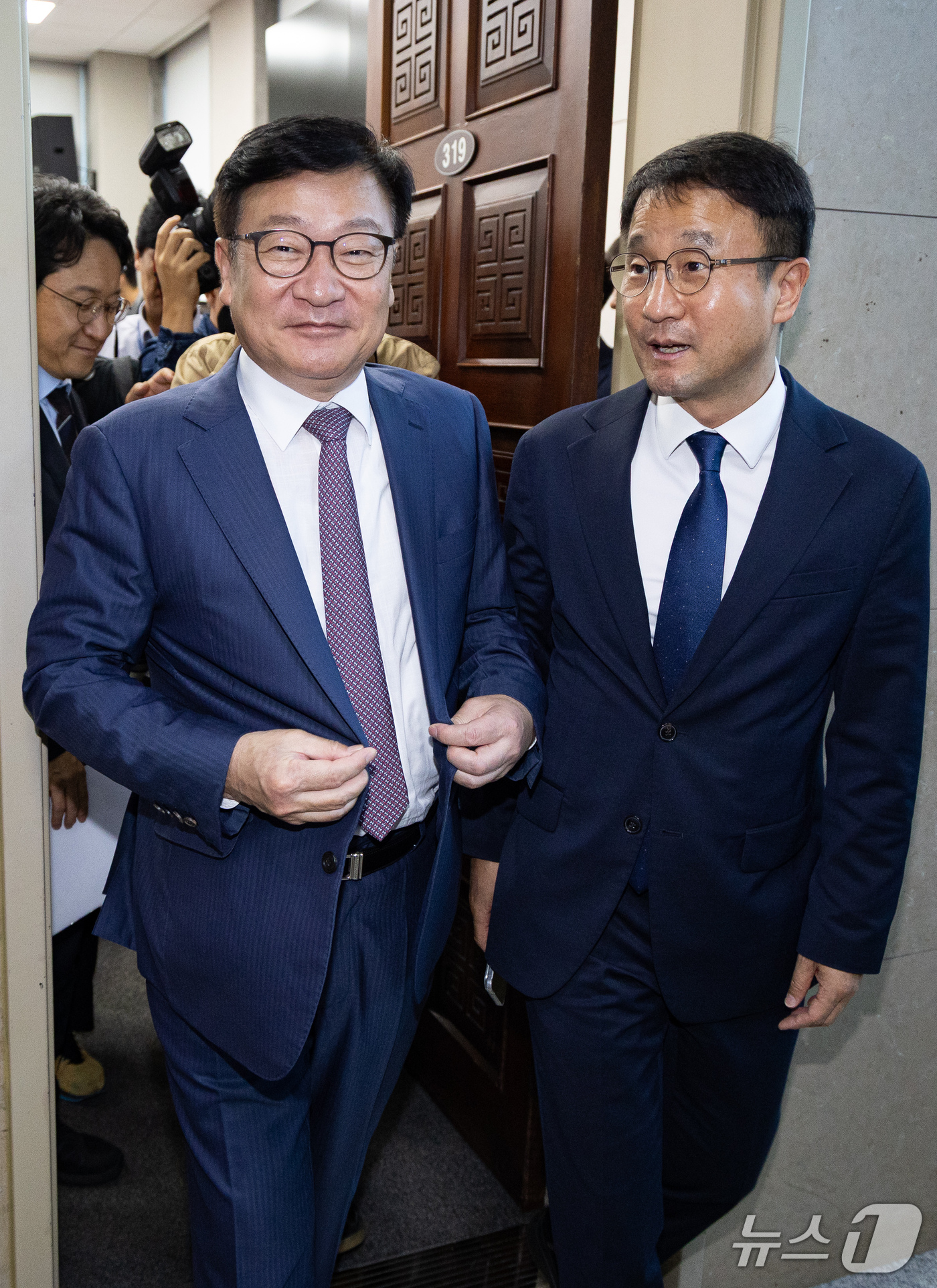 (서울=뉴스1) 유승관 기자 = 더불어민주당 한병도(오른쪽), 국민의힘 정점식 원내대표가 16일 서울 여의도 국회에서 열린 제439회 국회(정기회) 국회운영위원회 제1차 전체회의 …
