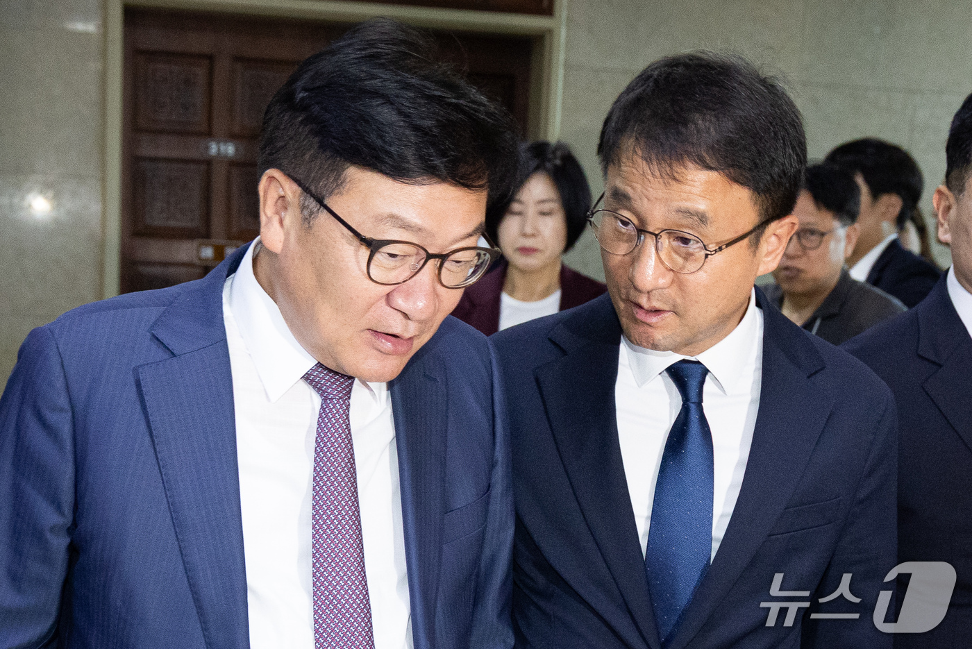 (서울=뉴스1) 유승관 기자 = 더불어민주당 한병도(오른쪽), 국민의힘 정점식 원내대표가 16일 서울 여의도 국회에서 열린 제439회 국회(정기회) 국회운영위원회 제1차 전체회의 …