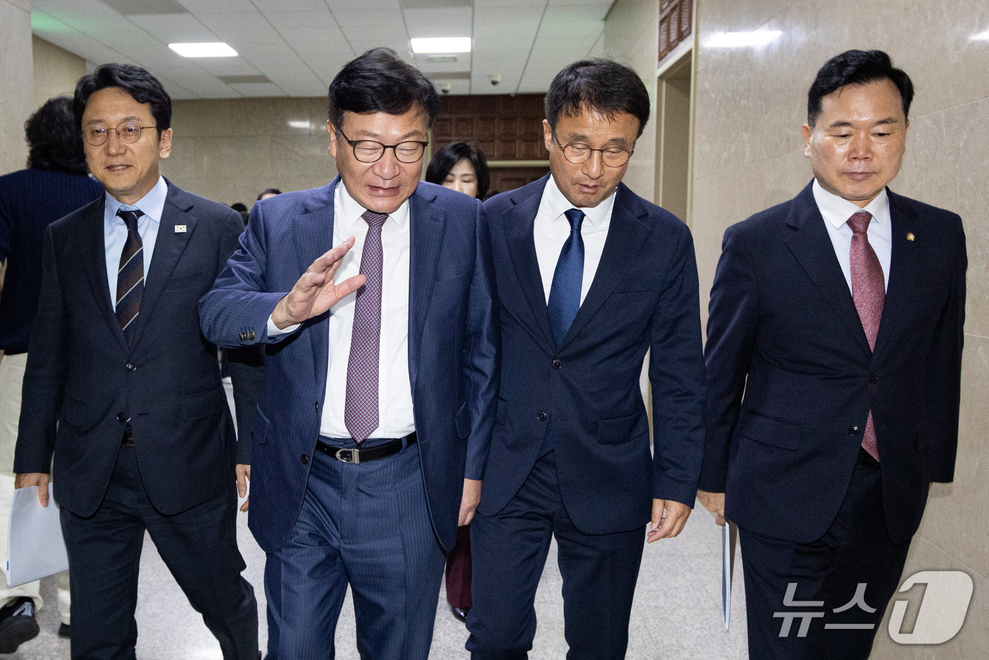 (서울=뉴스1) 유승관 기자 = 더불어민주당 한병도, 국민의힘 정점식 원내대표가 16일 서울 여의도 국회에서 열린 제439회 국회(정기회) 국회운영위원회 제1차 전체회의 산회 후 …