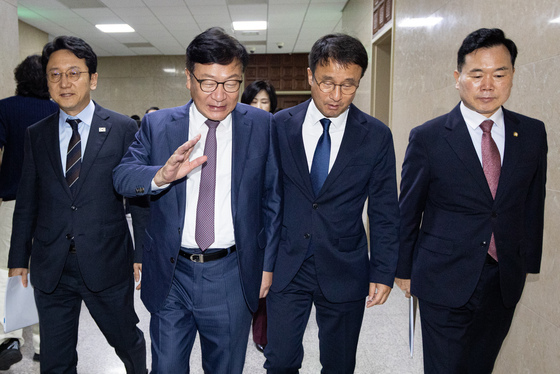 대화 나누며 이동하는 여야 원내대표