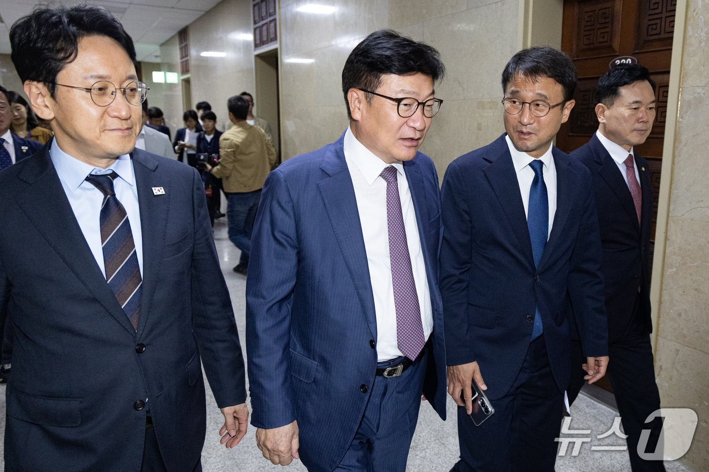 (서울=뉴스1) 유승관 기자 = 더불어민주당 한병도, 국민의힘 정점식 원내대표가 16일 서울 여의도 국회에서 열린 제439회 국회(정기회) 국회운영위원회 제1차 전체회의 산회 후 …