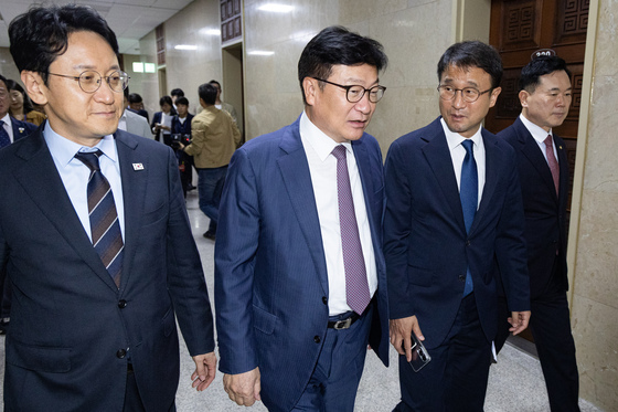 정점식 원내대표 바라보는 한병도 원내대표
