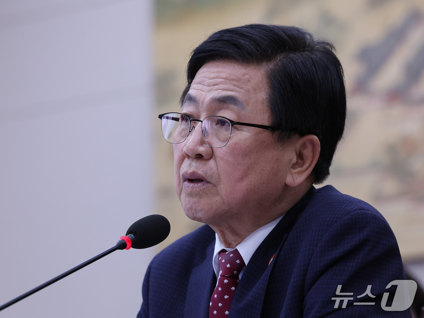 (서울=뉴스1) 박지혜 기자 = 최교진 교육부 장관이 16일 서울 여의도 국회에서 열린 교육위원회 전체회의에서 발언하고 있다. 최 장관은 이날 대입 수시 원서 접수 시스템 장애 사 …
