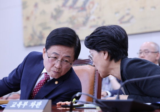 교육부 차관과 대화 나누는 최교진 장관