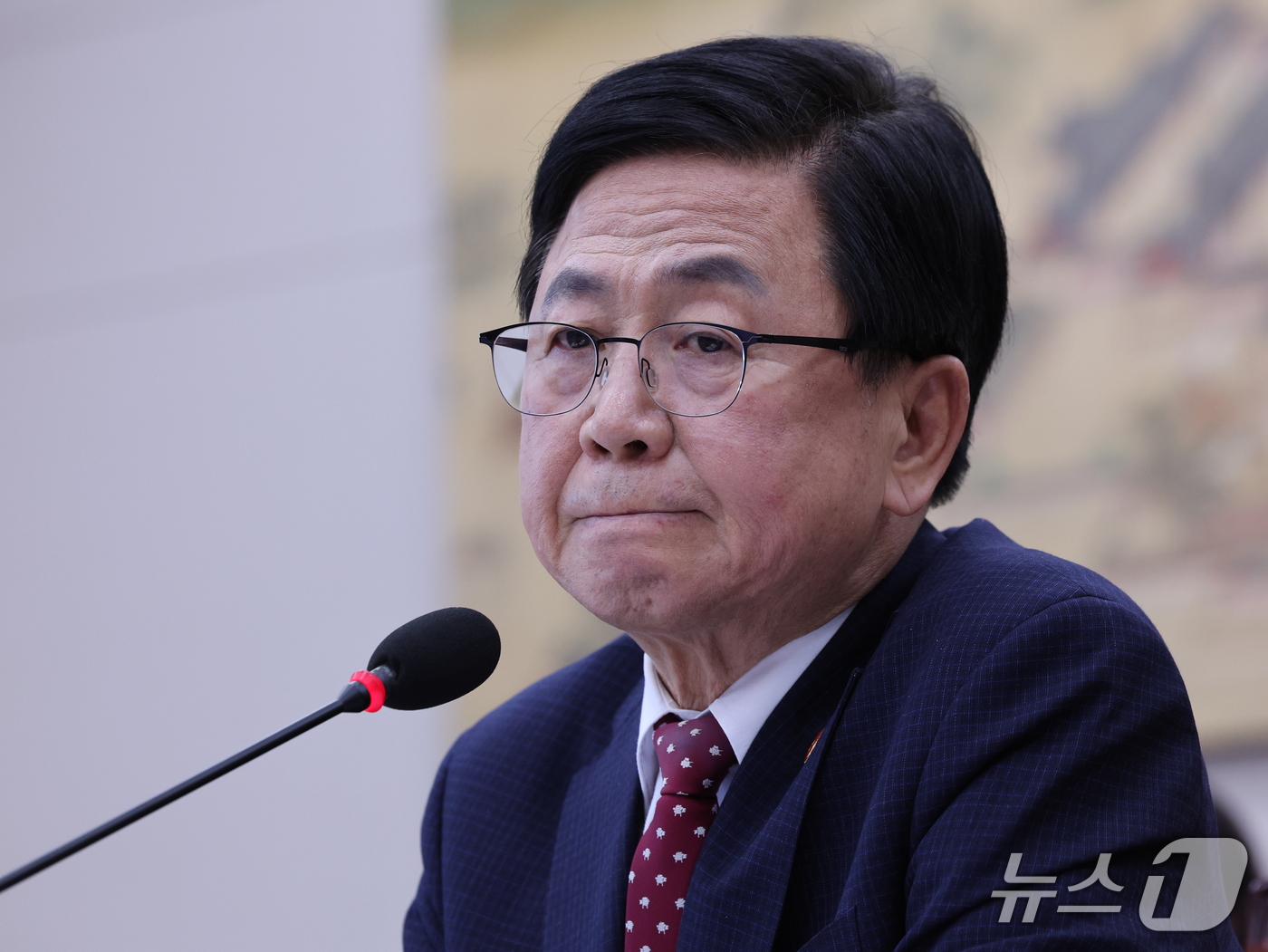 (서울=뉴스1) 박지혜 기자 = 최교진 교육부 장관이 16일 서울 여의도 국회에서 열린 교육위원회 전체회의에서 생각에 잠겨 있다.최 장관은 이날 대입 수시 원서 접수 시스템 장애 …