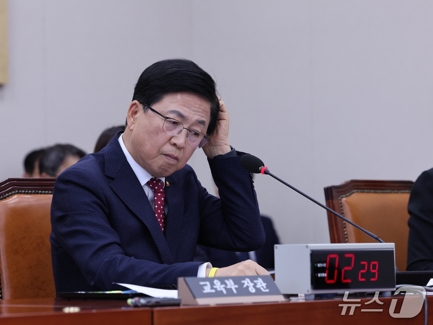 (서울=뉴스1) 박지혜 기자 = 최교진 교육부 장관이 16일 서울 여의도 국회에서 열린 교육위원회 전체회의에서 머리를 만지고 있다.최 장관은 이날 대입 수시 원서 접수 시스템 장애 …