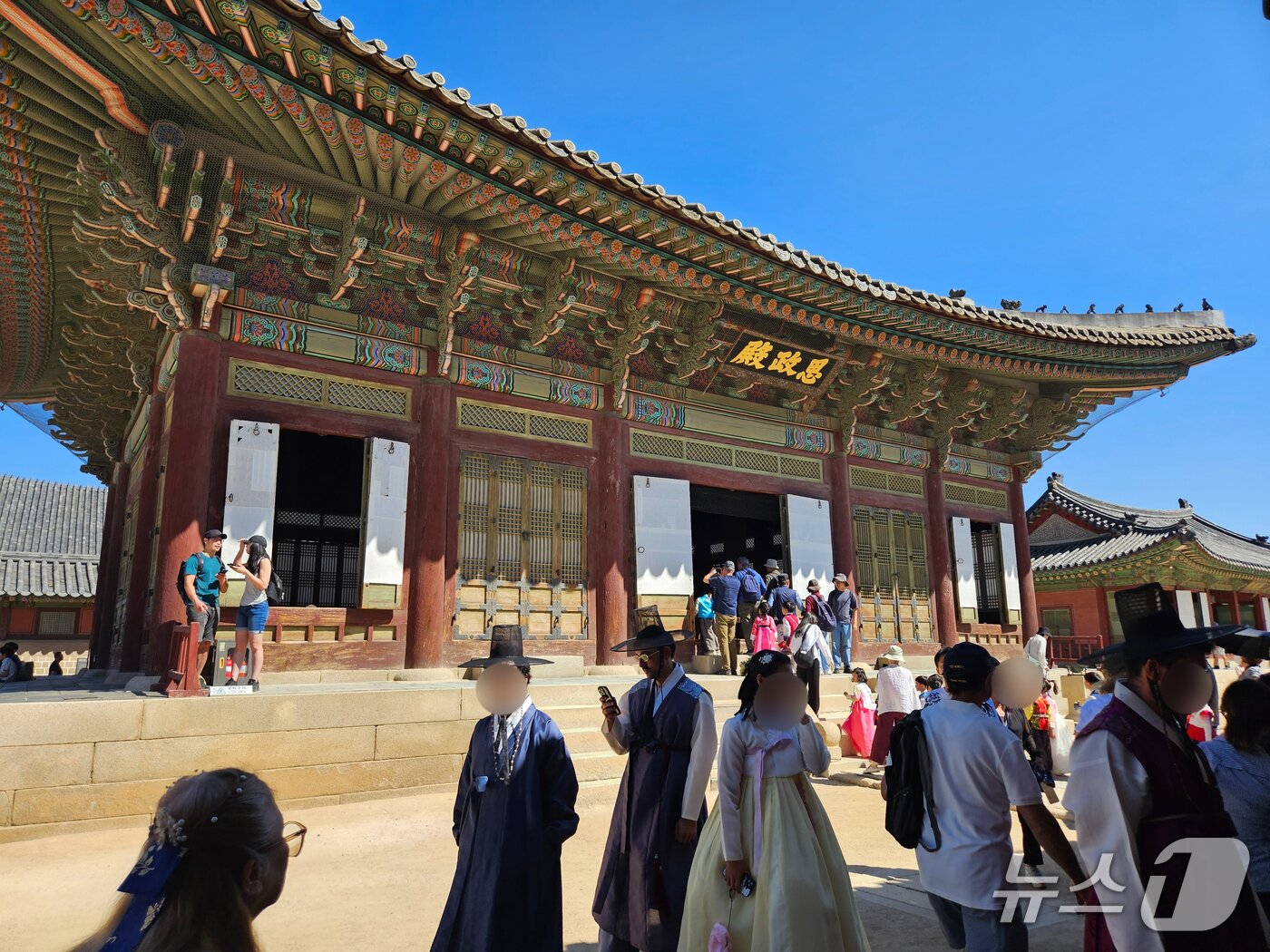 본문 이미지 - 16일 오전 10시쯤 서울 종로구 경복궁 강녕전을 보러 몰린 관광객. 경복궁은 오전 9시부터 관람이 시작된다. 2026.9.16 ⓒ 뉴스1 유채연 기자