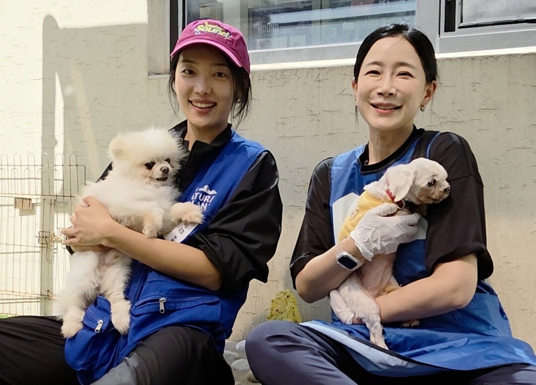 본문 이미지 - 블루엔젤봉사단인 배우 김소라(왼쪽)와 김하영이 경기 여주 반려마루에서 보호견 입양을 알리는 활동을 진행했다. ⓒ 뉴스1 한송아 기자