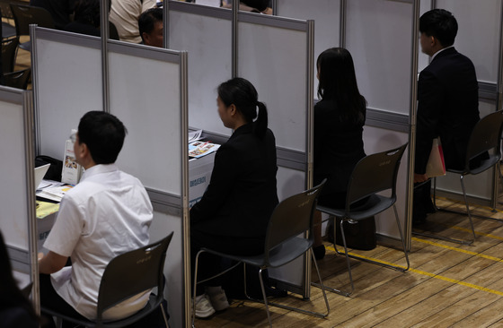 졸업장 받고 등록금 절반 또 낸다…취업 사교육비 연 360만원