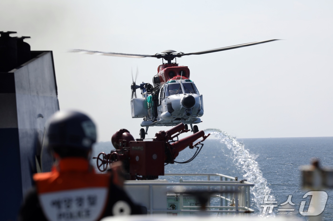(제주=뉴스1) 고동명 기자 = 16일 오후 제주시 조천읍 조천포구 인근 해상에서 제주 해경이 항공기 해상 불시착 사고를 가정한 수난 대비 기본훈련을 하고 있다.2026.9.16/ …