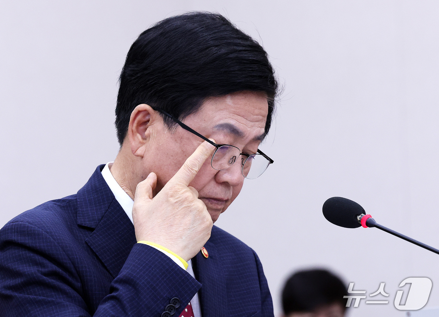 (서울=뉴스1) 박지혜 기자 = 최교진 교육부 장관이 16일 서울 여의도 국회에서 열린 교육위원회 전체회의에서 자료를 살펴보고 있다.최 장관은 이날 대입 수시 원서 접수 시스템 장 …