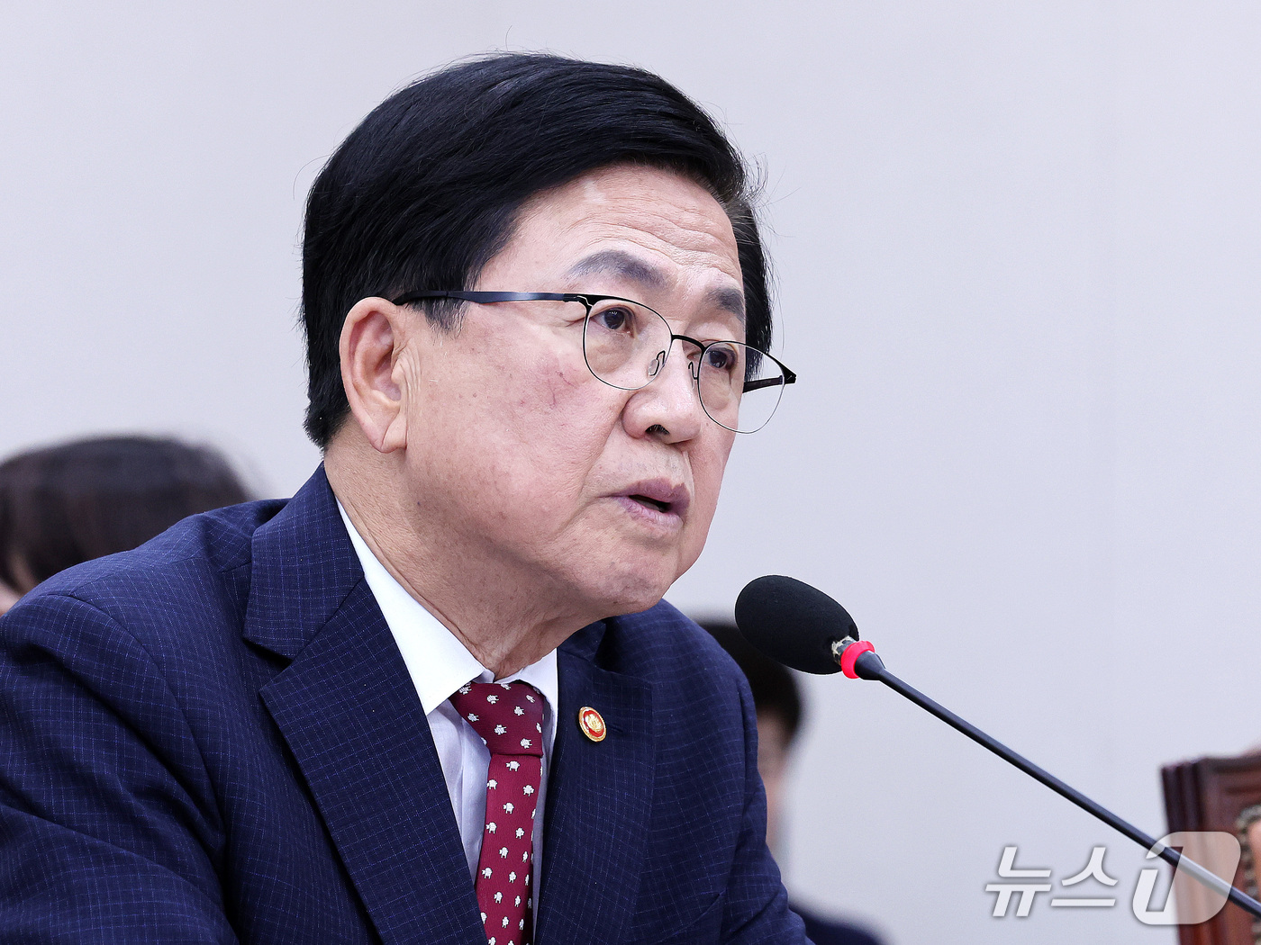 (서울=뉴스1) 박지혜 기자 = 최교진 교육부 장관이 16일 서울 여의도 국회에서 열린 교육위원회 전체회의에서 발언하고 있다.최 장관은 이날 대입 수시 원서 접수 시스템 장애 사태 …