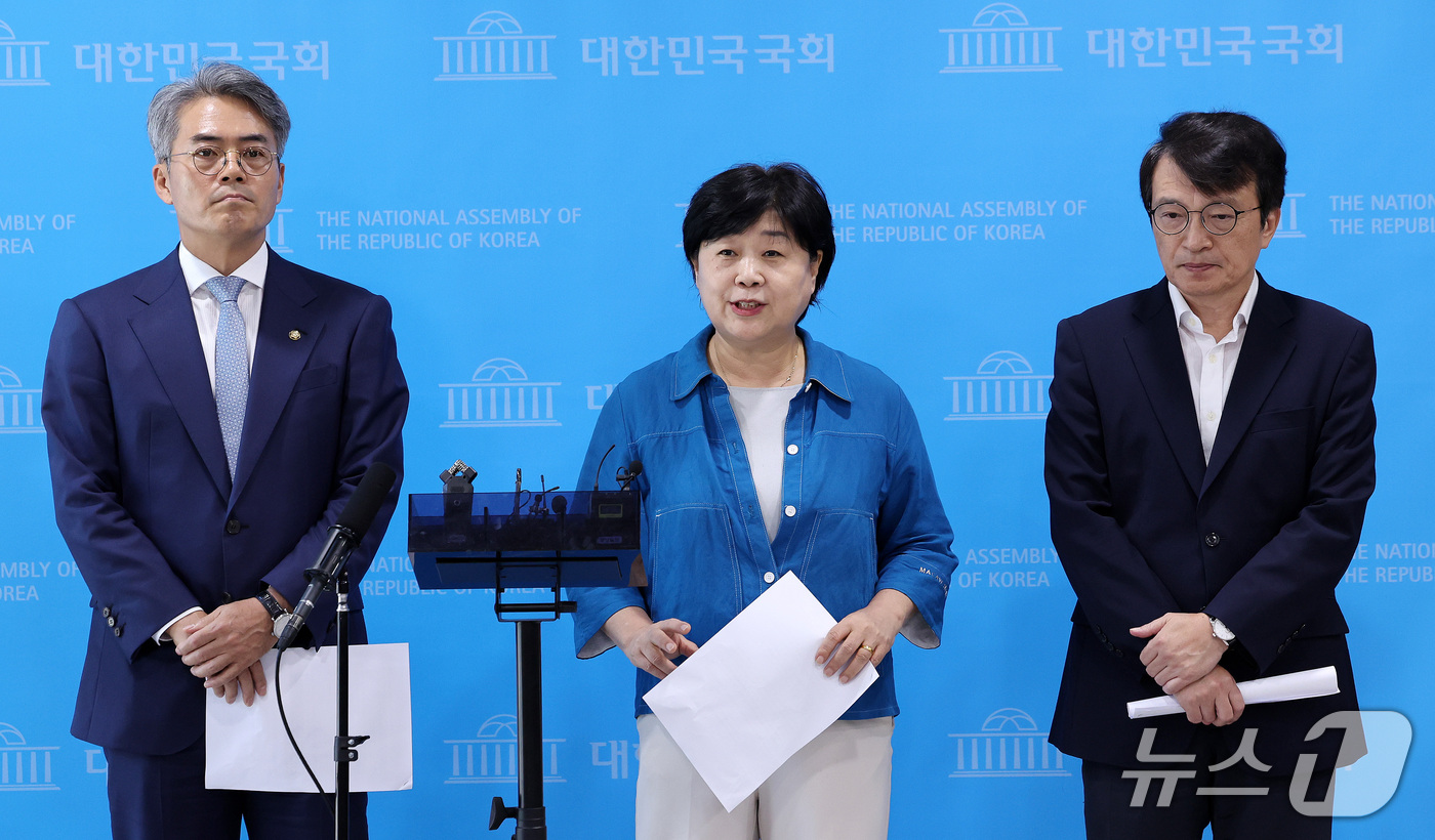 (서울=뉴스1) 박지혜 기자 = 서영교 국회 법제사법위원회 위원장(가운데)이 16일 오후 서울 여의도 국회 소통관에서 김승원 법무장관 후보자 관련 기자회견을 하고 있다.이날 국회 …