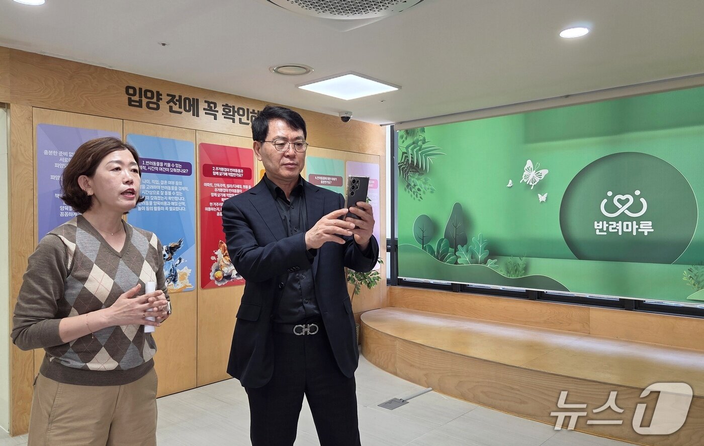 본문 이미지 - 김정욱 농림축산식품부 농산업혁신정책실장이 16일 경기 반려마루에서 경기도 관계자로부터 시설 설명을 듣고 있다. ⓒ 뉴스1