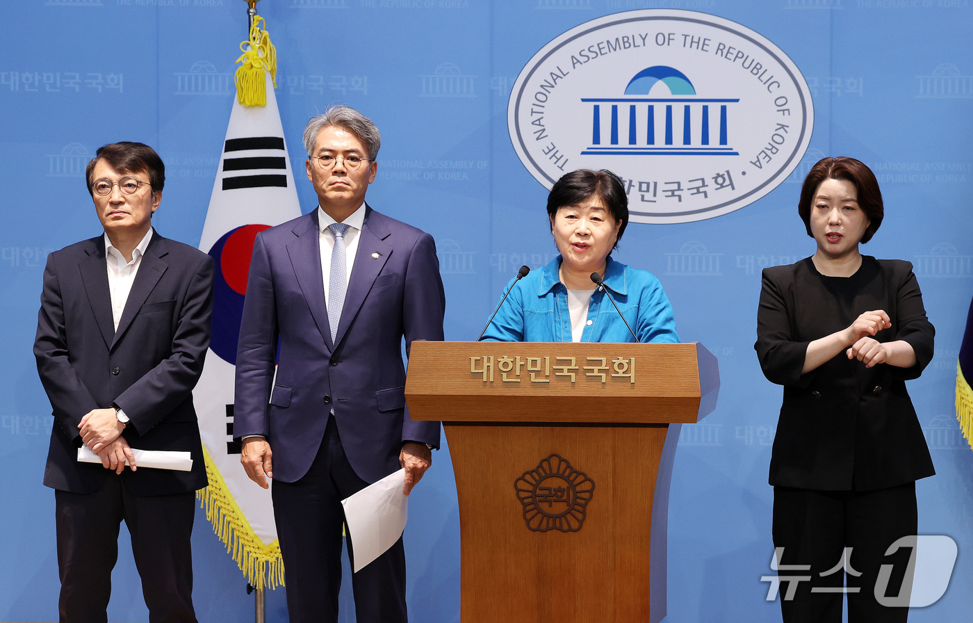 (서울=뉴스1) 박지혜 기자 = 서영교 국회 법제사법위원회 위원장이 16일 오후 서울 여의도 국회 소통관에서 김승원 법무장관 후보자 관련 기자회견을 하고 있다.이날 국회 법제사법위 …