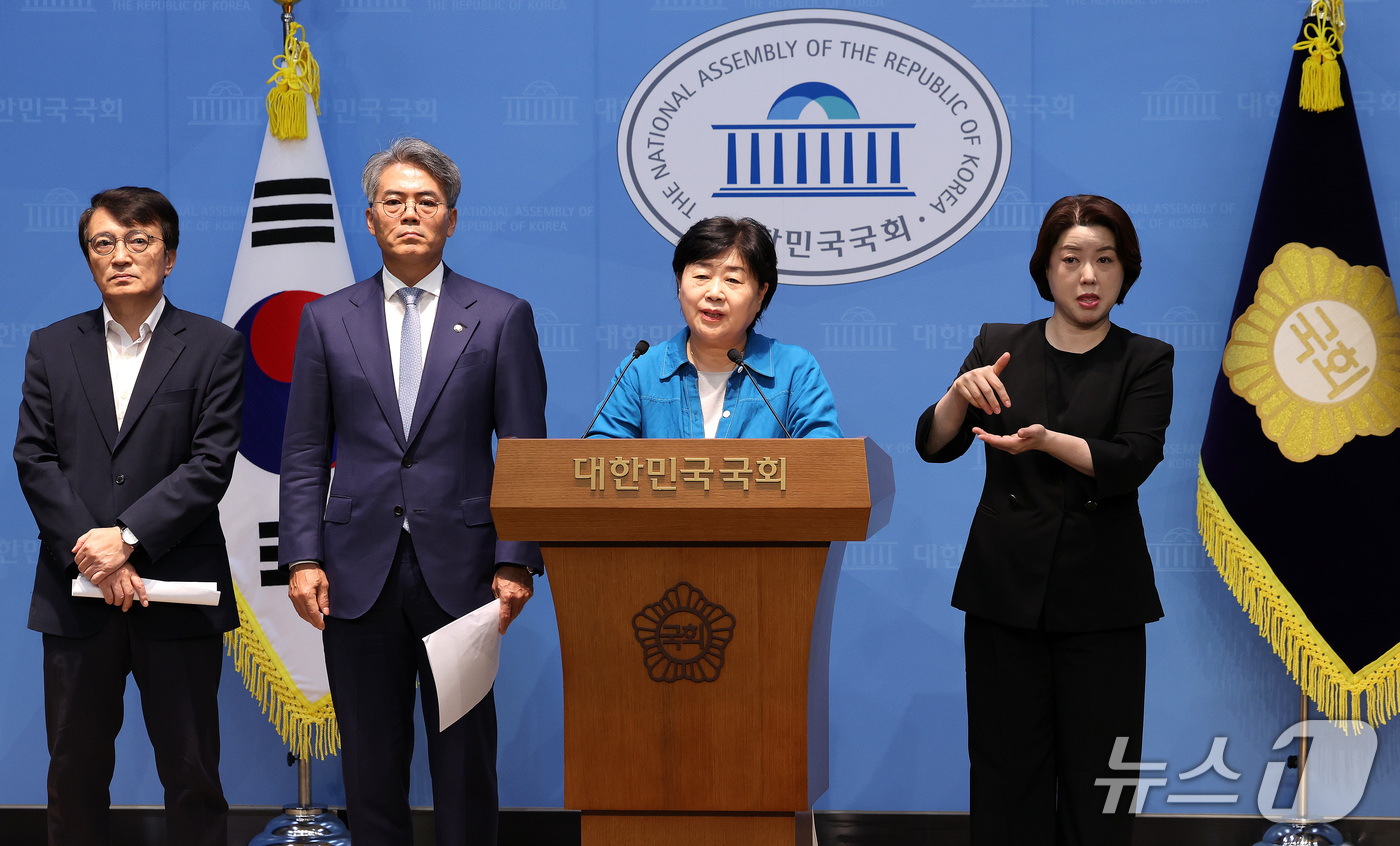(서울=뉴스1) 박지혜 기자 = 서영교 국회 법제사법위원회 위원장이 16일 오후 서울 여의도 국회 소통관에서 김승원 법무장관 후보자 관련 기자회견을 하고 있다.이날 국회 법제사법위 …