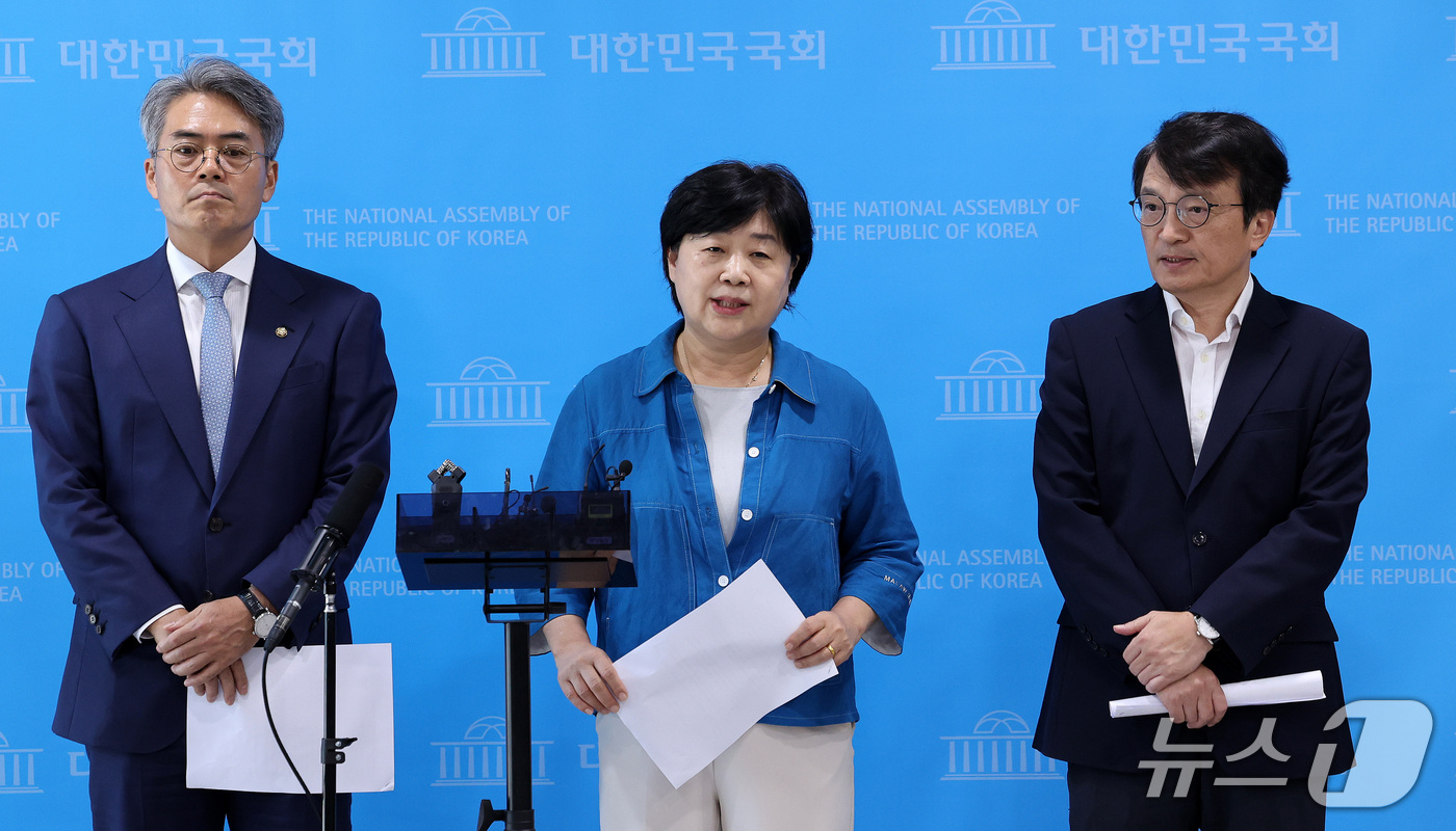 (서울=뉴스1) 박지혜 기자 = 서영교 국회 법제사법위원회 위원장(가운데)이 16일 오후 서울 여의도 국회 소통관에서 김승원 법무장관 후보자 관련 기자회견을 하고 있다.이날 국회 …