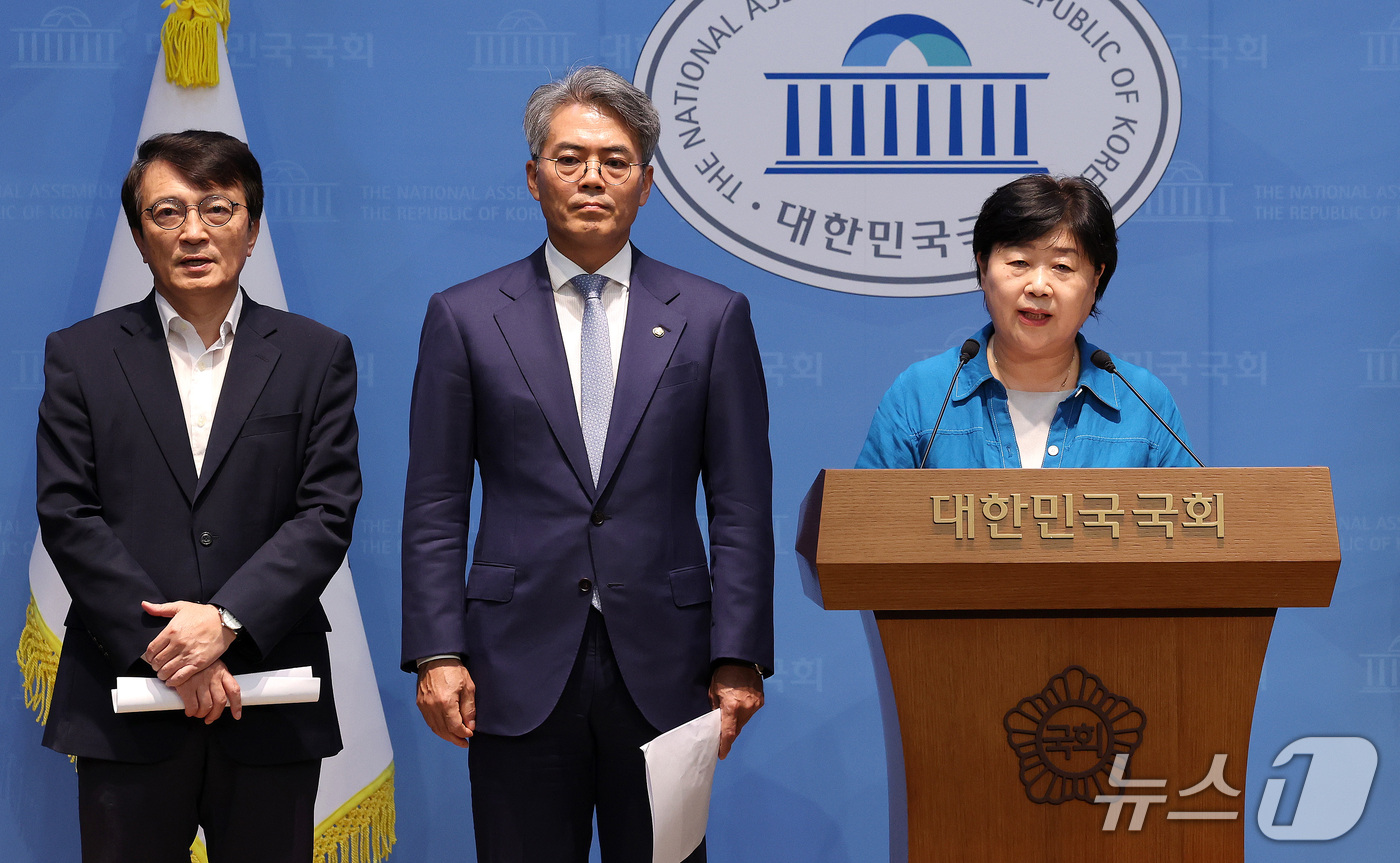 (서울=뉴스1) 박지혜 기자 = 서영교 국회 법제사법위원회 위원장(오른쪽)이 16일 오후 서울 여의도 국회 소통관에서 김승원 법무장관 후보자 관련 기자회견을 하고 있다.이날 국회 …