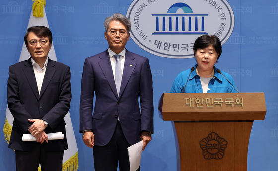 기자회견 하는 서영교 국회 법사위원장