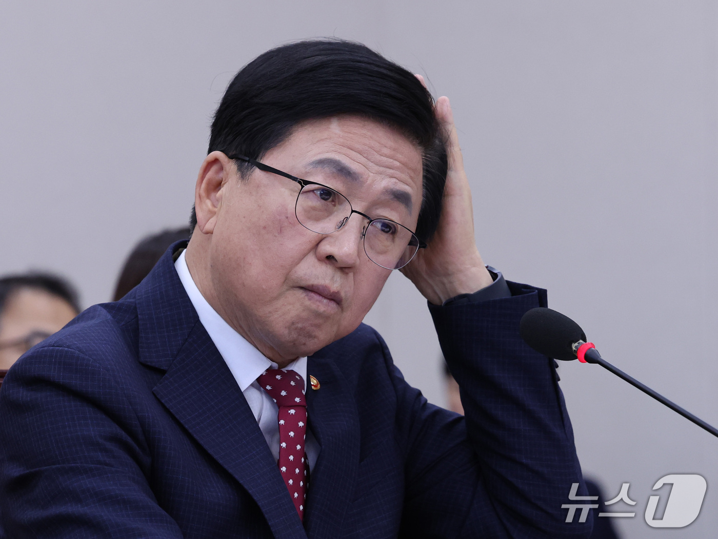 (서울=뉴스1) 박지혜 기자 = 최교진 교육부 장관이 16일 서울 여의도 국회에서 열린 교육위원회 전체회의에서 머리를 만지고 있다.최 장관은 이날 대입 수시 원서 접수 시스템 장애 …