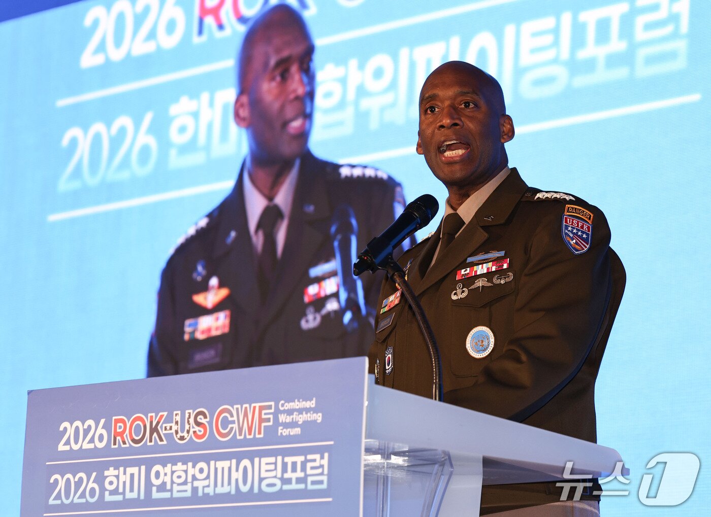 본문 이미지 - 제이비어 브런슨 한미연합군사령관이 16일 국방컨벤션에서 열린 '2026 한·미 연합워파이팅포럼'에서 기조연설을 하고 있다. 2026.9.16 ⓒ 뉴스1 이종수 기자