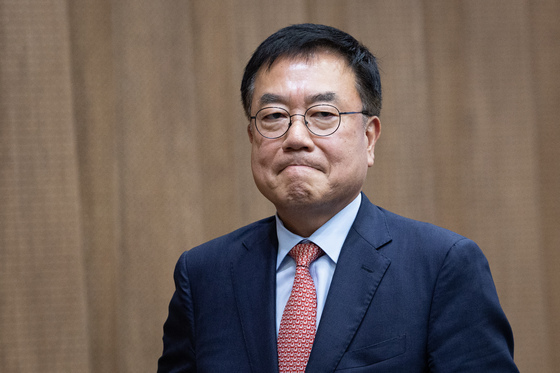 굳은 표정으로 기자회견장 나서는 서범수 의원