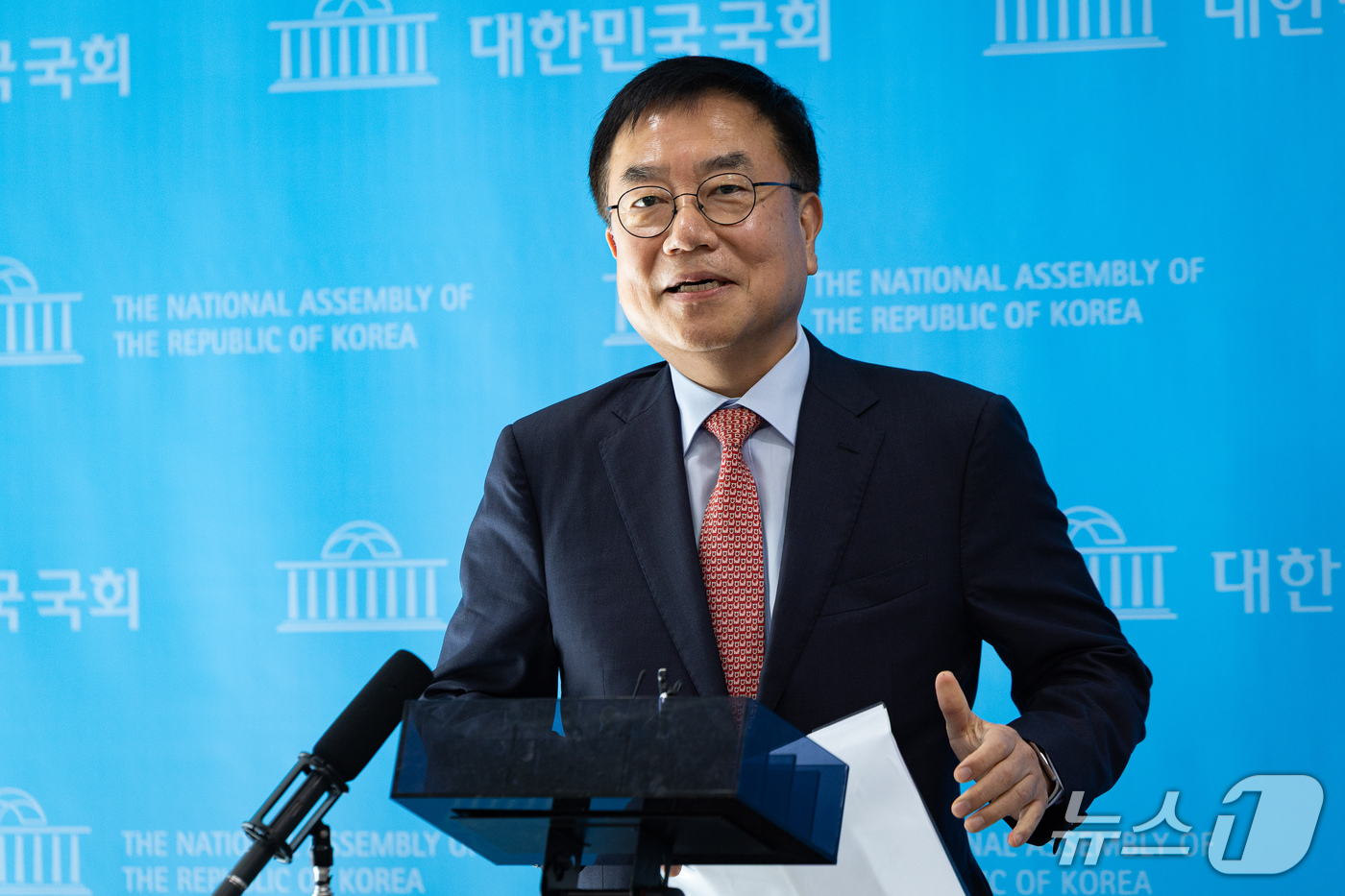 (서울=뉴스1) 유승관 기자 = '부산 돌려차기 사건' 관련 실언 논란으로 10개월 당원권 정지 처분을 받은 서범수 국민의힘 의원이 16일 서울 여의도 국회 소통관에서 징계에 대한 …