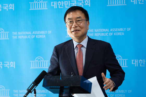 취재진 질문 답하는 서범수 의원