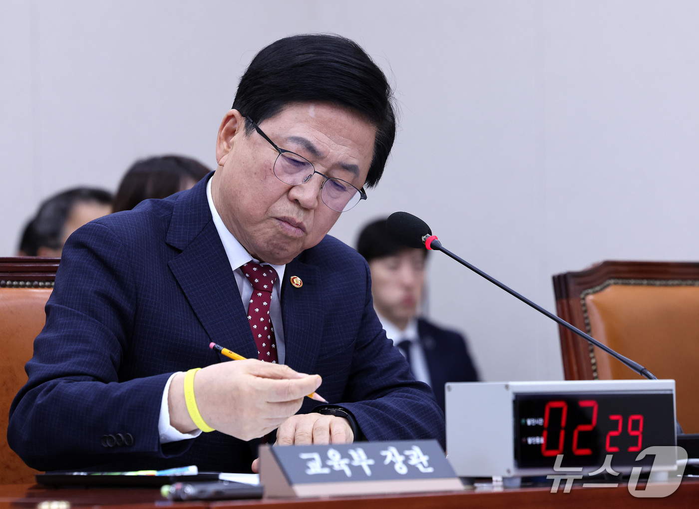 (서울=뉴스1) 박지혜 기자 = 최교진 교육부 장관이 16일 서울 여의도 국회에서 열린 교육위원회 전체회의에서 자료를 살펴보고 있다.최 장관은 이날 대입 수시 원서 접수 시스템 장 …